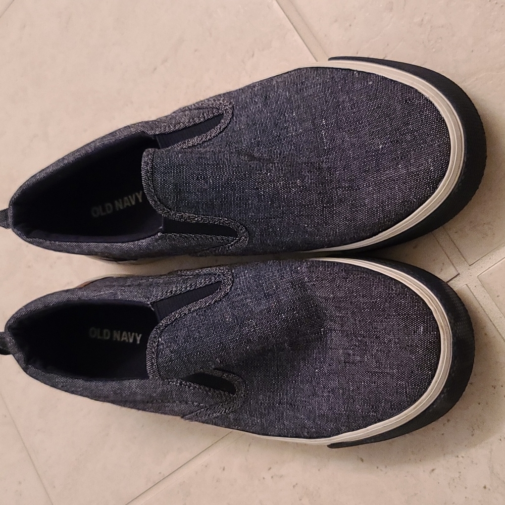 Old Navy boys shoes. Size 5.